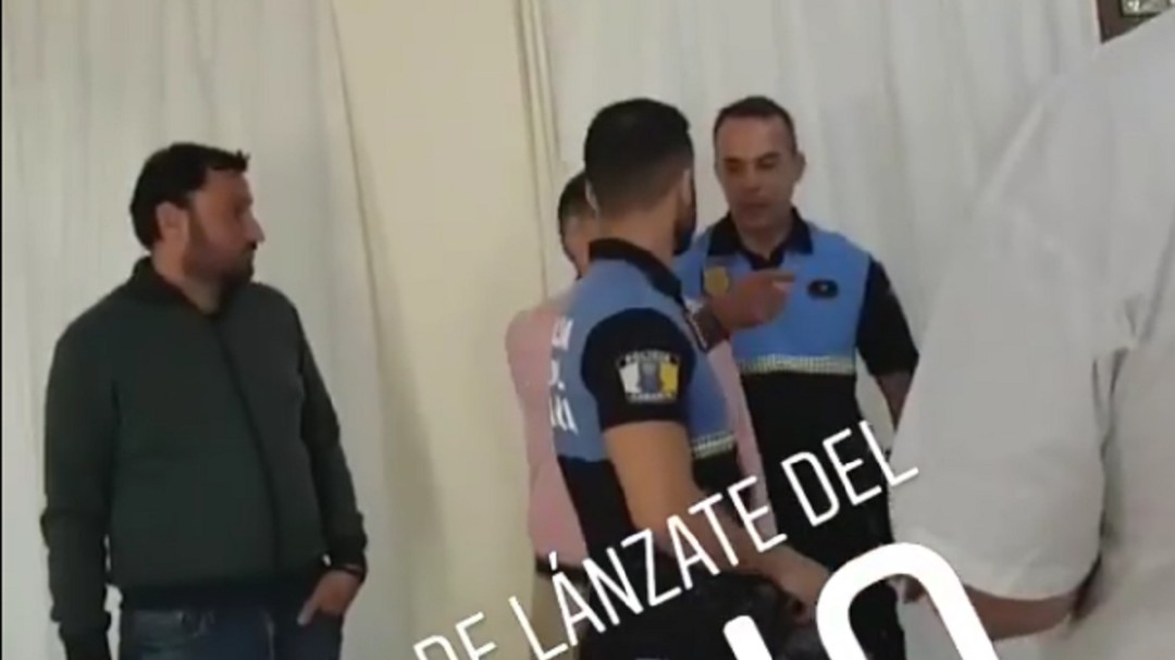 Un activista LGTBi habla en el pleno de Arrecife y la alcaldesa suspende la sesión