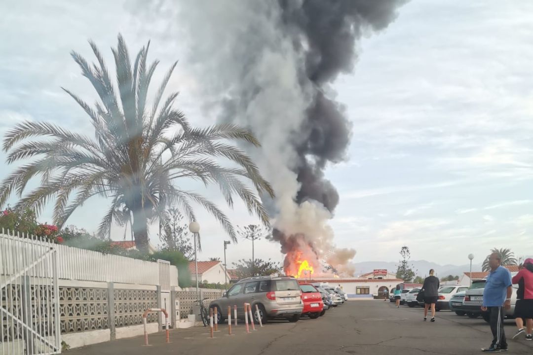Aparatoso incendio en Playa del Inglés Aparatoso incendio en Playa del Inglés
