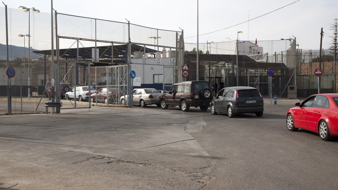 Cuatro años de cárcel por cruzar la frontera con un joven empotrado en el salpicadero