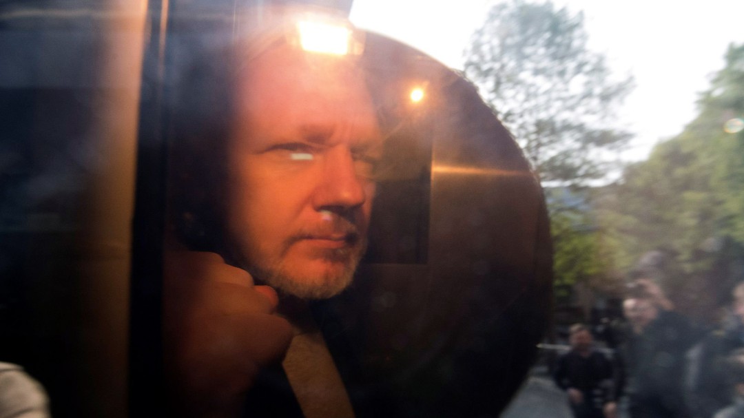 Assange, condenado a casi un año de cárcel por violar la libertad condicional en Reino Unido