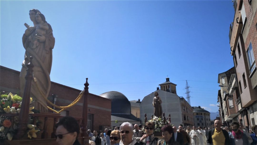 La procesión en Cuatrovientos La procesión en Cuatrovientos