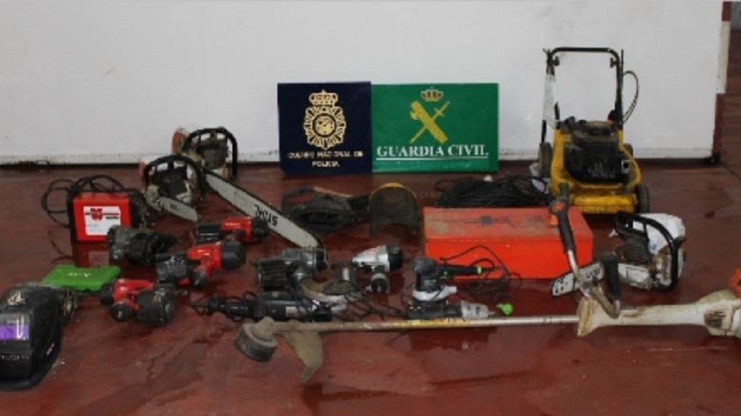 Tres detenidos por robar material de desguaces en Carral y Valdoviño