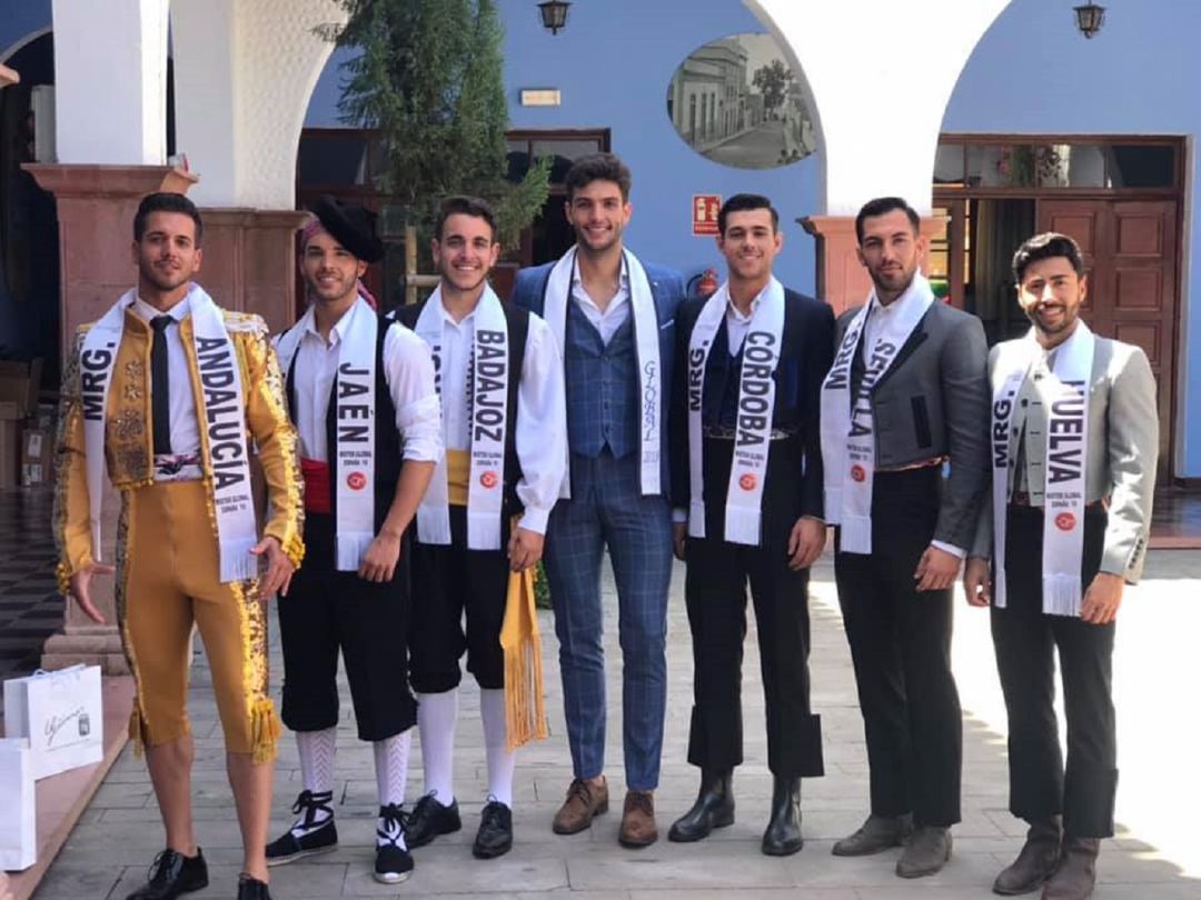 Cristian MOral, segundo por la izquierda, con otros participantes en traje tradicional Cristian MOral, segundo por la izquierda, con otros participantes en traje tradicional