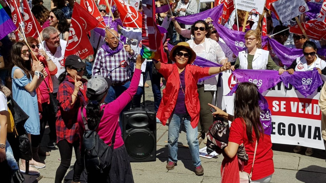 El baile de las turistas asiáticas en la manifestación sindical del 1º Mayo