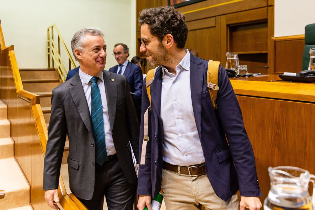 El lehendakari Iñigo Urkullu junto a Borja Semper, del Partido Popular. El lehendakari Iñigo Urkullu junto a Borja Semper, del Partido Popular.