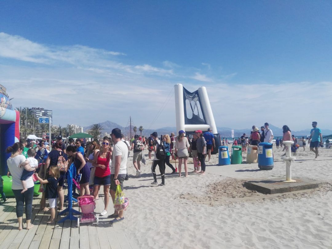 La playa de San Juan se ha llenado de jóvenes y familias que se han acercado a disfrutar de las actividades de ocio alternativo preparadas para la ocasión La playa de San Juan se ha llenado de jóvenes y familias que se han acercado a disfrutar de las actividades de ocio alternativo preparadas para la ocasión