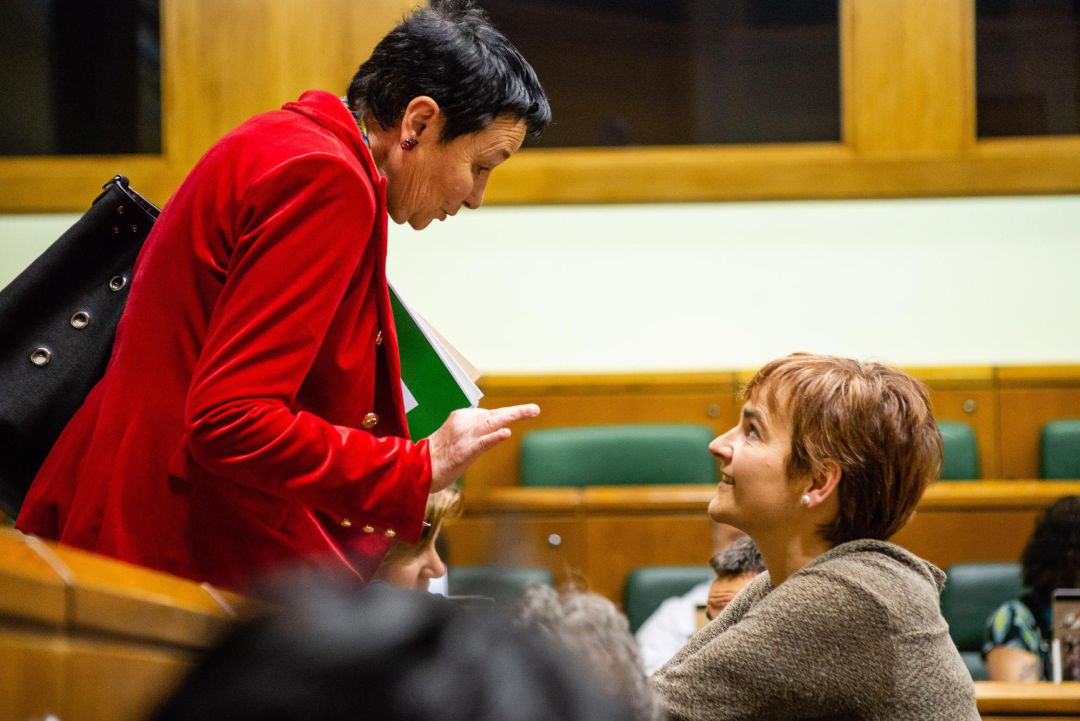 Las parlamentarias de EH BILDU Jone Goirizelaia (i) y RebeKa Ubera, en el inicio del pleno ordinario celebrado este jueves en Vitoria que debate, entre otras cuestiones, varias iniciativas, entre ellas, una proposición de ley de creación de un fondo de compensación para las víctimas del amianto que defenderá en el Congreso y otra sobre medidas urgentes para el impulso del pequeño comercio. Las parlamentarias de EH BILDU Jone Goirizelaia (i) y RebeKa Ubera, en el inicio del pleno ordinario celebrado este jueves en Vitoria que debate, entre otras cuestiones, varias iniciativas, entre ellas, una proposición de ley de creación de un fondo de compensación para las víctimas del amianto que defenderá en el Congreso y otra sobre medidas urgentes para el impulso del pequeño comercio.