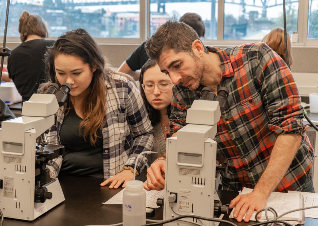José María Guzmán imparte clases de Biología Marina, Fisiología acuática y de Evolución en la Facultad de Ciencias Acuáticas y Pesqueras. José María Guzmán imparte clases de Biología Marina, Fisiología acuática y de Evolución en la Facultad de Ciencias Acuáticas y Pesqueras.