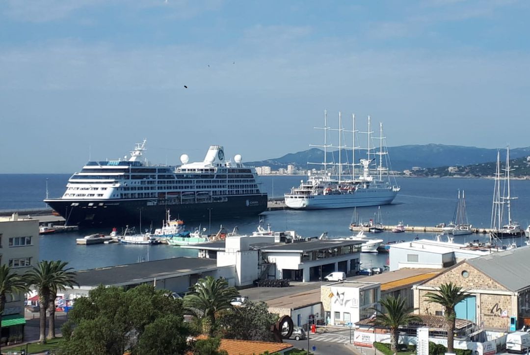 Un creuer al port de Palamós Un creuer al port de Palamós