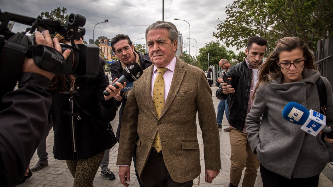 Corbín acude al juzgado a entregar su pasaporte y firmar por primera vez