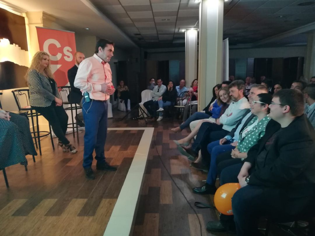 Miguel Moreno presenta su candidatura por Ciudadanos ante un auditorio de más de 200 porcunenses Miguel Moreno presenta su candidatura por Ciudadanos ante un auditorio de más de 200 porcunenses
