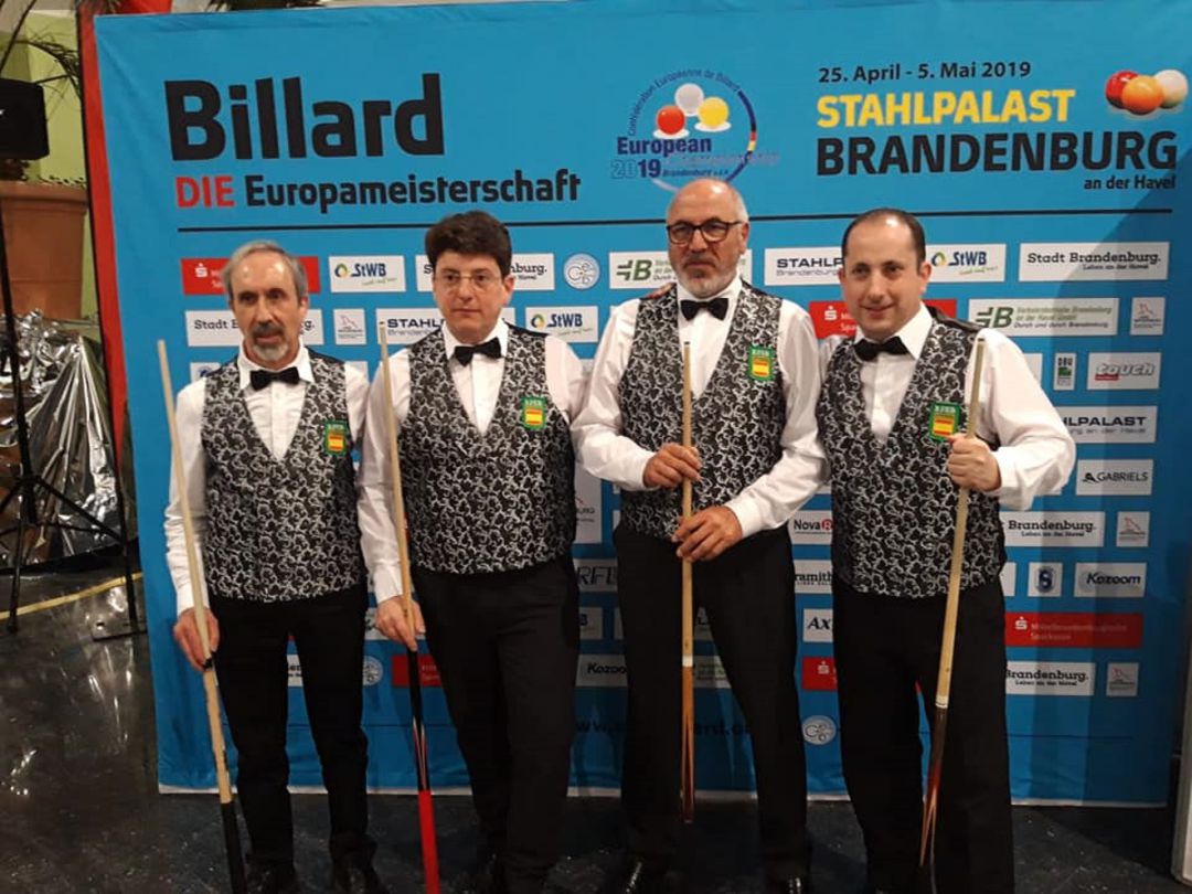 Carlos Cortés (a la derecha), junto a sus compañeros de la Selección Española de Billar 5 Quillas. Carlos Cortés (a la derecha), junto a sus compañeros de la Selección Española de Billar 5 Quillas.