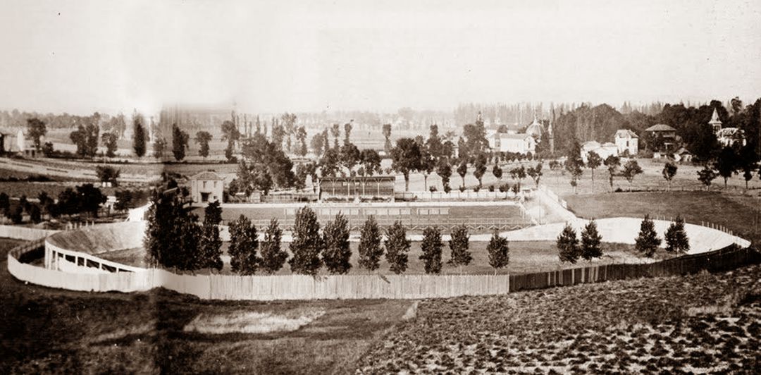 En primer plano, el velódromo de Mendizorroza y al fondo el campo de fútbol En primer plano, el velódromo de Mendizorroza y al fondo el campo de fútbol