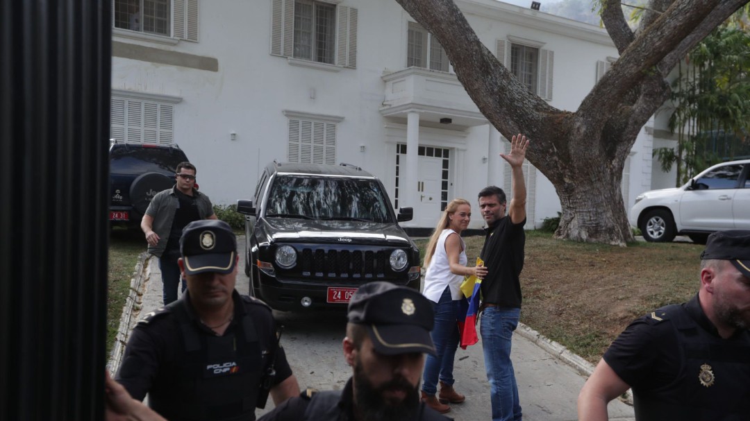 España no baraja reforzar ahora la seguridad de la embajada española en Venezuela