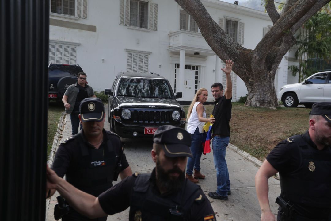 El líder opositor Leopoldo López (d), junto a su esposa, Lilian Tintori, saluda tras ofrecer declaraciones a los medios este jueves, en la residencia del embajador español en Venezuela El líder opositor Leopoldo López (d), junto a su esposa, Lilian Tintori, saluda tras ofrecer declaraciones a los medios este jueves, en la residencia del embajador español en Venezuela