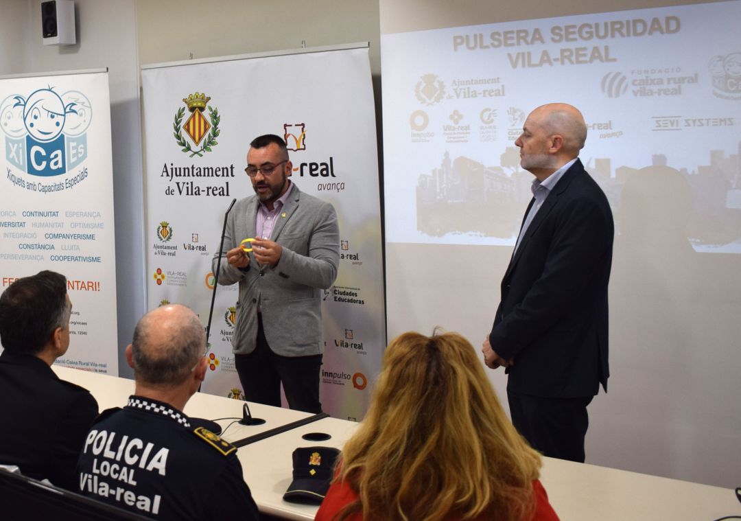 El alcalde de Vila-real, José Benlloch, en la presentación de la pulsera de seguridad El alcalde de Vila-real, José Benlloch, en la presentación de la pulsera de seguridad