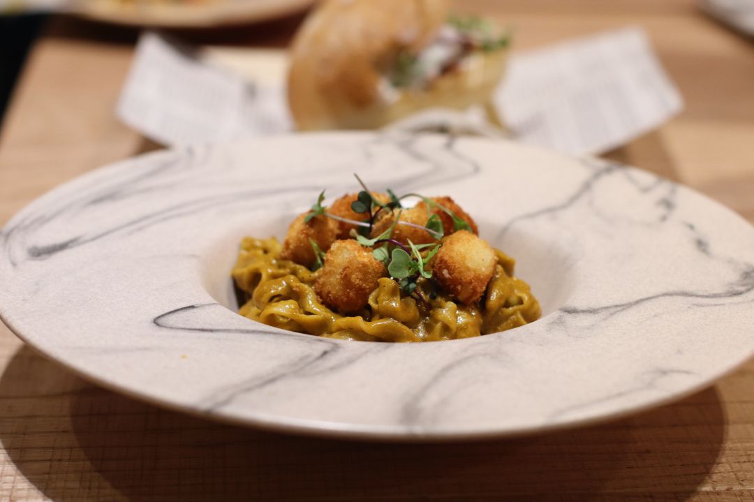 Pasta fresca al pesto de pimientos con queso de cabra frito y albahaca Pasta fresca al pesto de pimientos con queso de cabra frito y albahaca