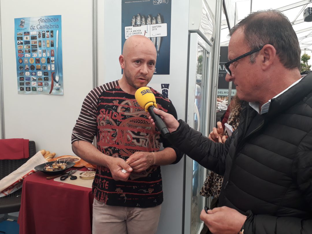 Santiago Redondo entrevista a unos de los 22 conserveros que participa en la Feria de la Anchoa. Santiago Redondo entrevista a unos de los 22 conserveros que participa en la Feria de la Anchoa.