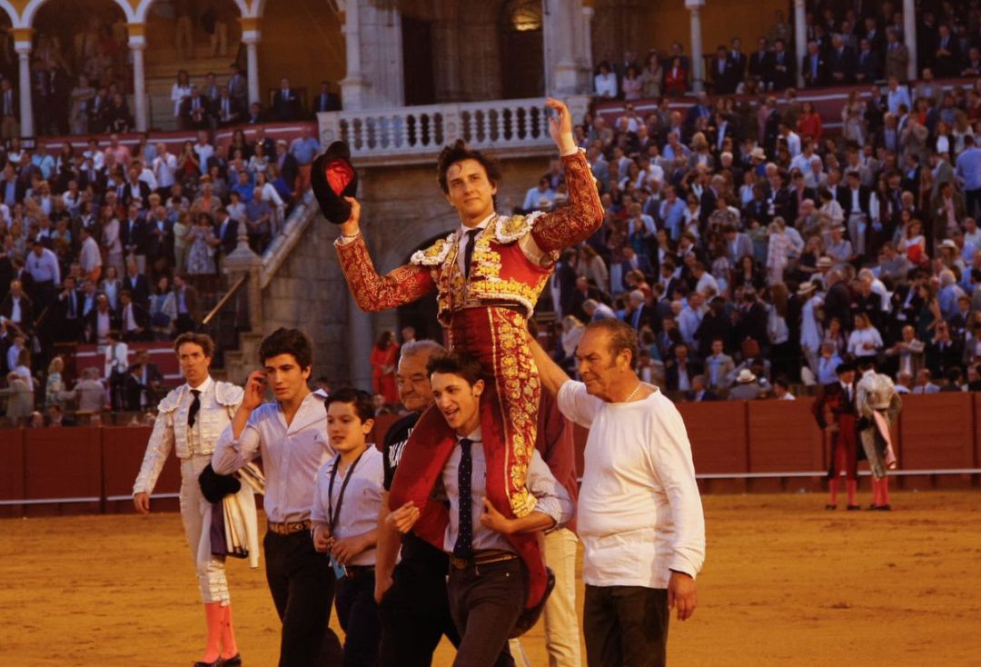 Roca Rey salió a hombros por la Puerta de Cuadrillas de la Real Maestranza Roca Rey salió a hombros por la Puerta de Cuadrillas de la Real Maestranza