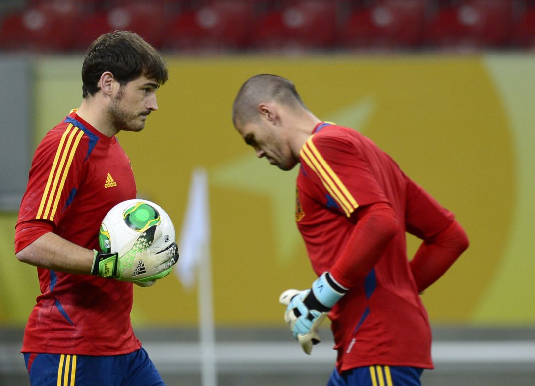 Iker Casillas y Víctor Valdés durante el Mundial de Brasil 2014. Iker Casillas y Víctor Valdés durante el Mundial de Brasil 2014.