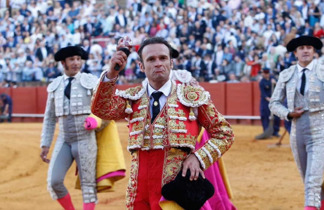 Antonio Ferrera con la oreja que le cortó al cuarto de la tarde Antonio Ferrera con la oreja que le cortó al cuarto de la tarde