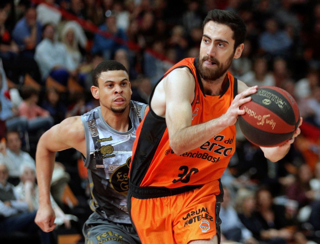 El base del Valencia Basket Joan Satre (d) se escapa de Ray McCallum (i), del Breogán, durante el partido de liga ACB que se juega esta tarde en la Fuente de San Luis, en Valencia. El base del Valencia Basket Joan Satre (d) se escapa de Ray McCallum (i), del Breogán, durante el partido de liga ACB que se juega esta tarde en la Fuente de San Luis, en Valencia.