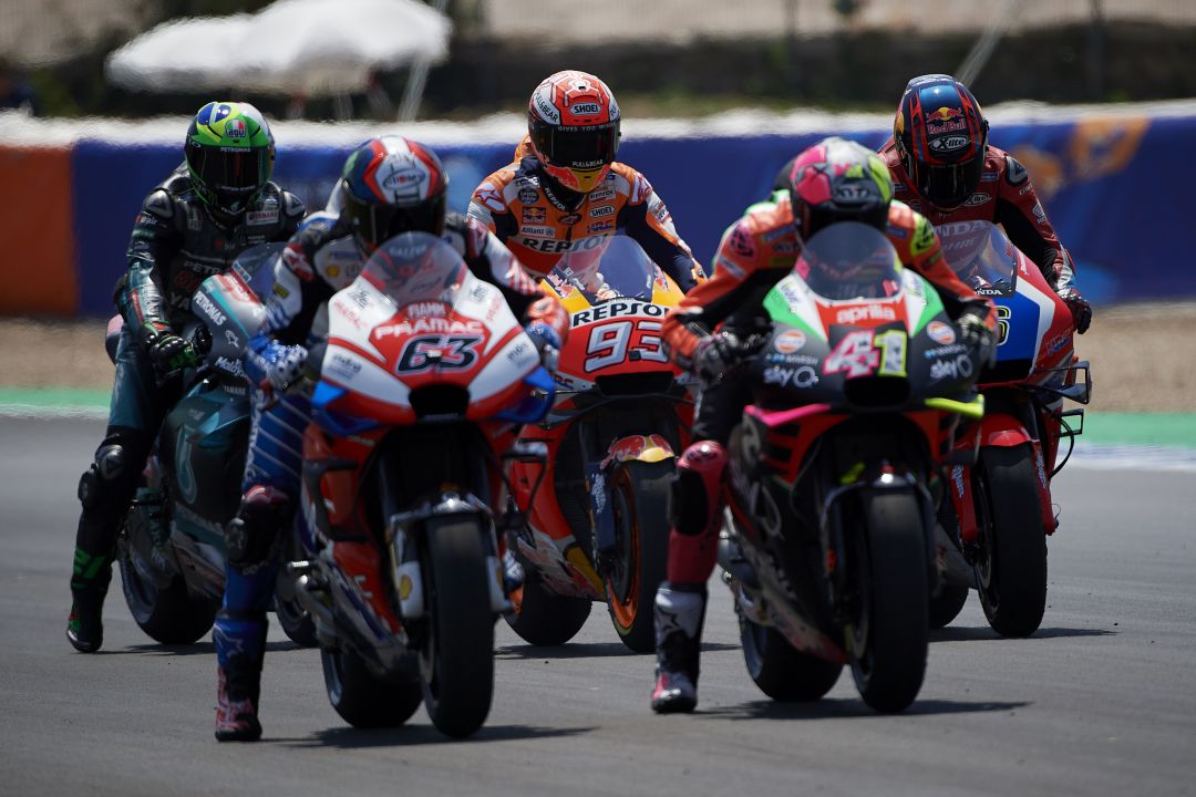 Márquez y otros pilotos de MotoGP entrenando la salida Márquez y otros pilotos de MotoGP entrenando la salida