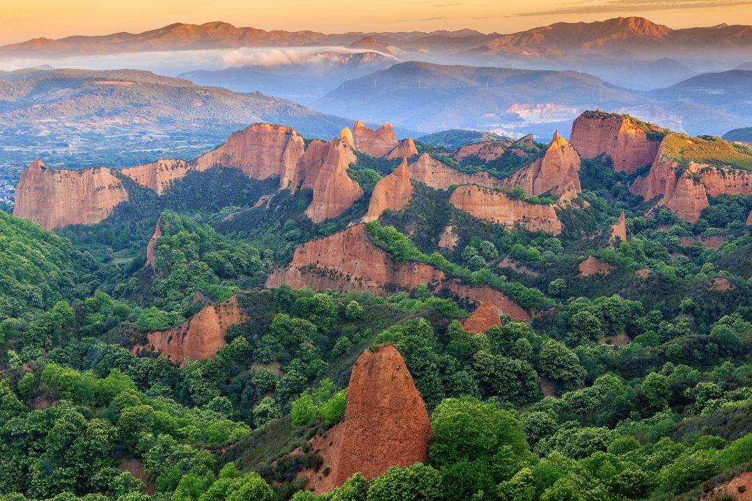 Las Médulas, con sus peculiares castaños Las Médulas, con sus peculiares castaños
