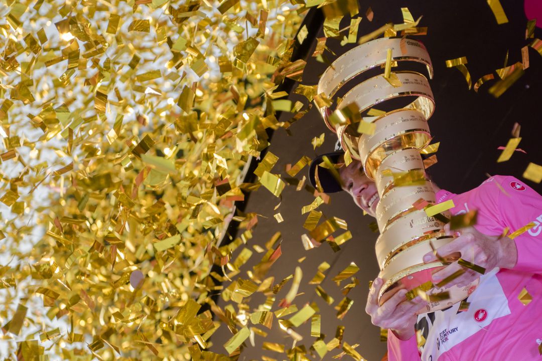 Chris Froome levantando el trofeo del Giro de Italia Chris Froome levantando el trofeo del Giro de Italia