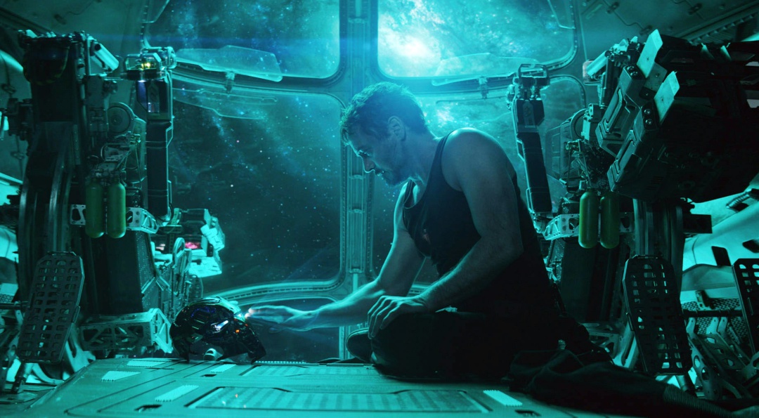 Tony Stark en el espacio. Tony Stark en el espacio.