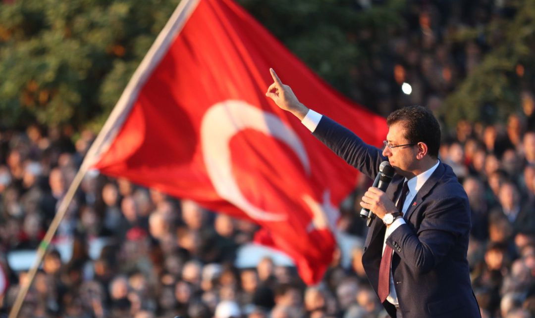 La Comisión Electoral de Turquía (YSK) ordenó este lunes la repetición de las elecciones municipales en Estambul, que ganó el socialdemócrata Ekrem Imamoglu, admitiendo así una demanda del islamista AKP, el partido del presidente turco Recep Tayyip Erdogan, según medios. La Comisión Electoral de Turquía (YSK) ordenó este lunes la repetición de las elecciones municipales en Estambul, que ganó el socialdemócrata Ekrem Imamoglu, admitiendo así una demanda del islamista AKP, el partido del presidente turco Recep Tayyip Erdogan, según medios.