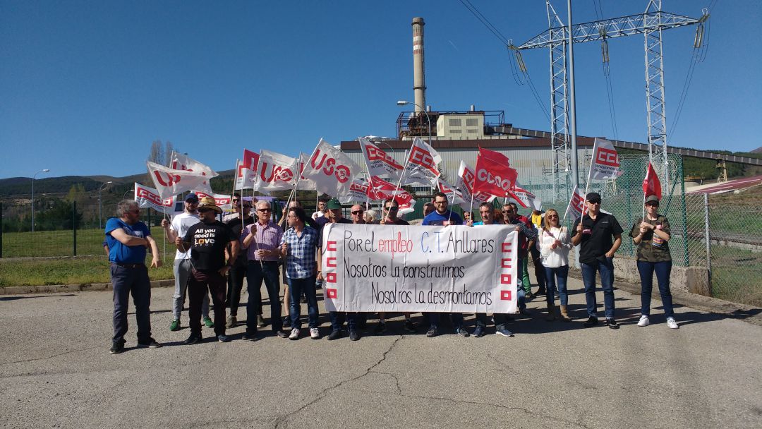 Trabajadores de Masa a las puertas de la central de Anllares Trabajadores de Masa a las puertas de la central de Anllares