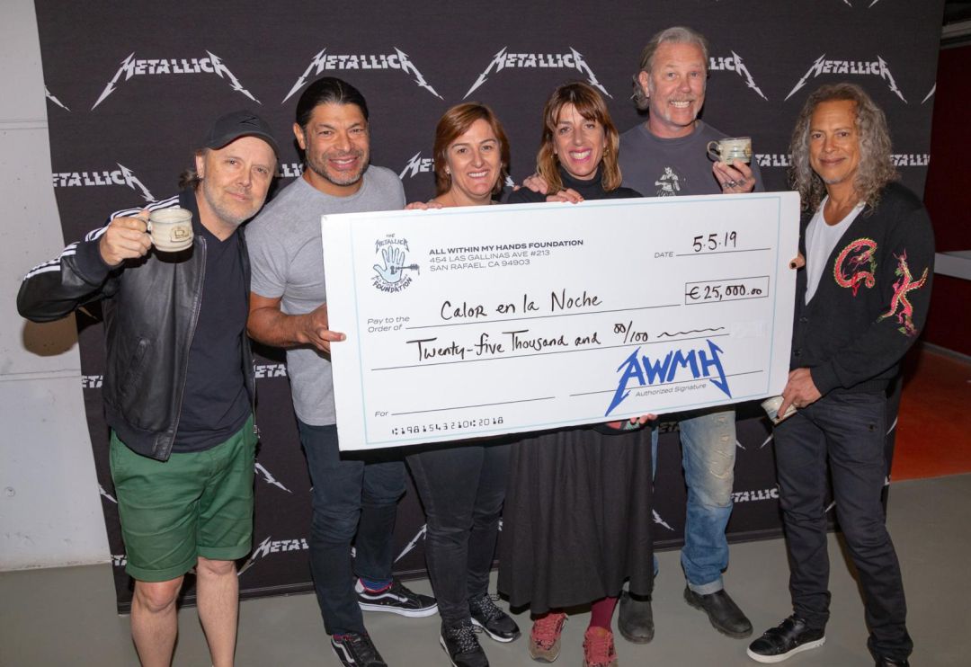 Miembros de Metallica posan con dos personas de Calor en la Noche, asociación gaditana a la que donan 25.000 euros tal y como figura en el cheque que sujetan Miembros de Metallica posan con dos personas de Calor en la Noche, asociación gaditana a la que donan 25.000 euros tal y como figura en el cheque que sujetan