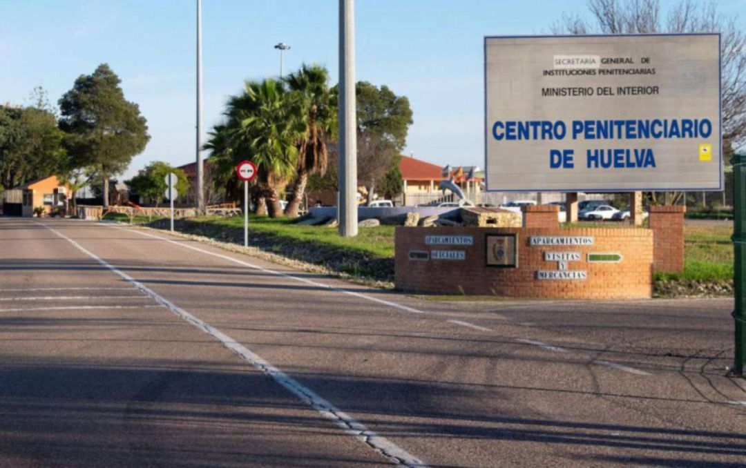 Un preso se corta el cuello para evitar salir de prisión porque no tiene adónde ir Un preso se corta el cuello para evitar salir de prisión porque no tiene adónde ir