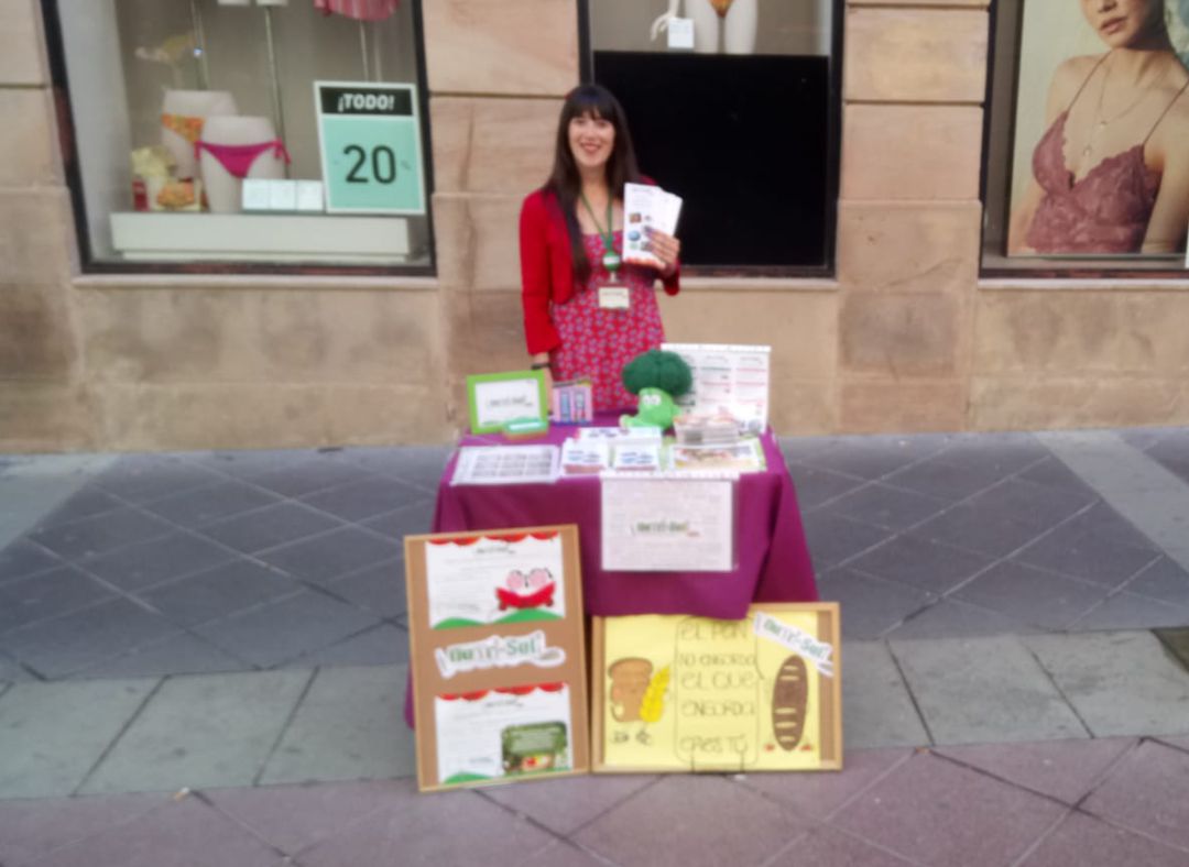 Lola Suarez en la mesa informativa de la Semana Nutricional 2019. Lola Suarez en la mesa informativa de la Semana Nutricional 2019.
