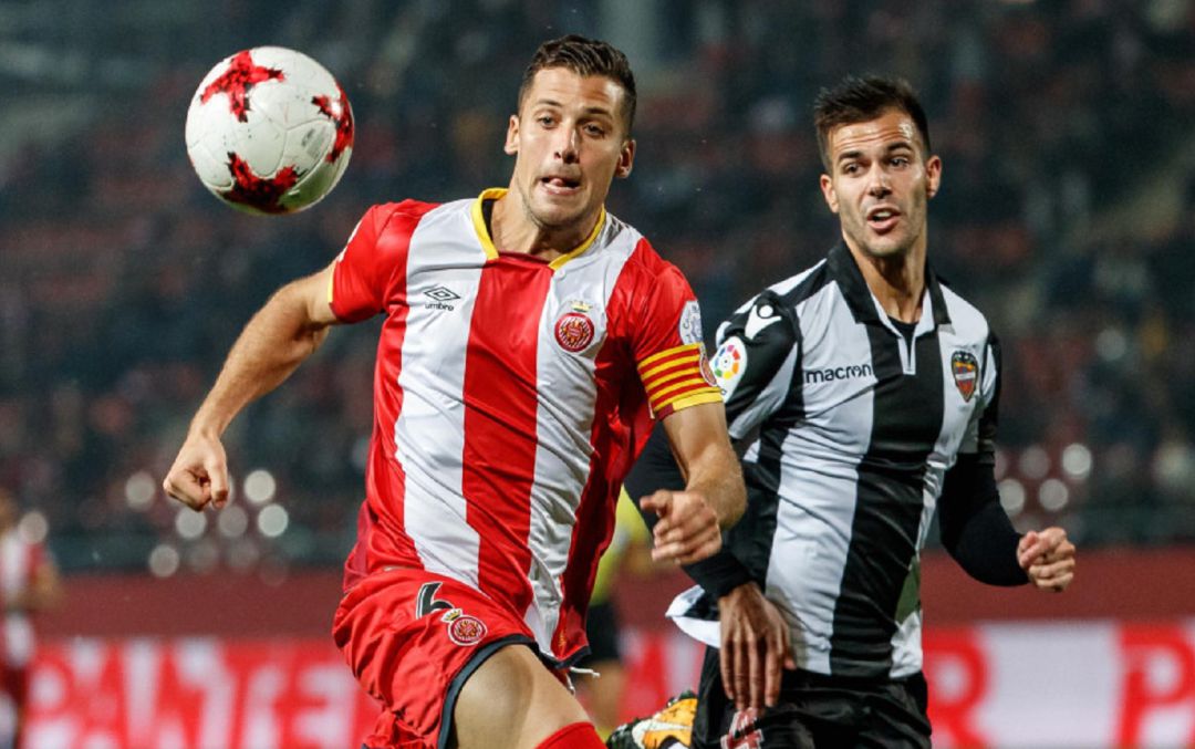 Rober Pier disputa un balón contra el Girona Rober Pier disputa un balón contra el Girona