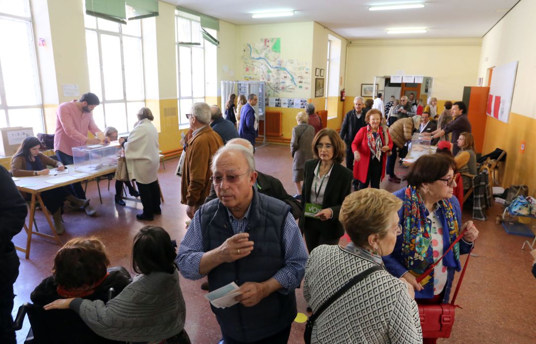 Votaciones el 28 de abril en un colegio de Valladolid Votaciones el 28 de abril en un colegio de Valladolid