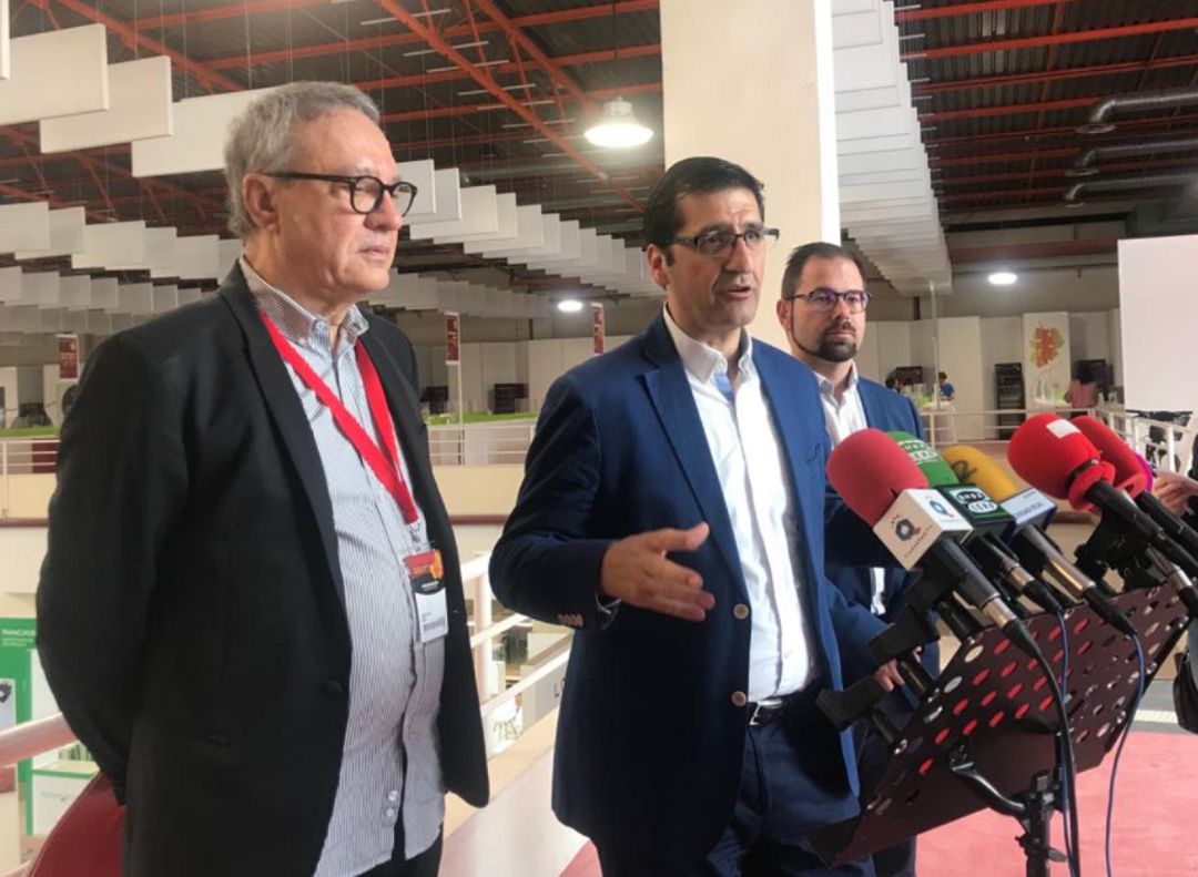 El presidente de la Diputación, José Manuel Caballero, junto al vicepresidente Gonzalo Redondo y el director de FENAVIN, Manuel Juliá han supervisado los detalles del montaje de la Feria Nacional del Vino El presidente de la Diputación, José Manuel Caballero, junto al vicepresidente Gonzalo Redondo y el director de FENAVIN, Manuel Juliá han supervisado los detalles del montaje de la Feria Nacional del Vino