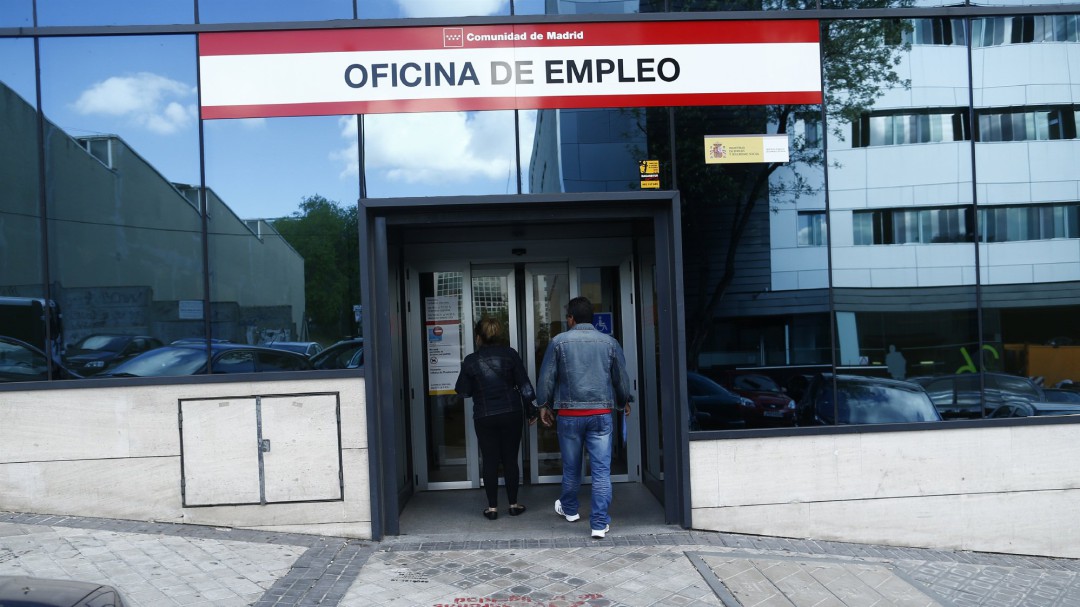 Fuenlabrada lidera la bajada del paro del mes de abril