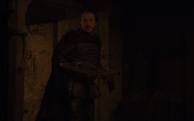 Bronn llega a Invernalia. Bronn llega a Invernalia.