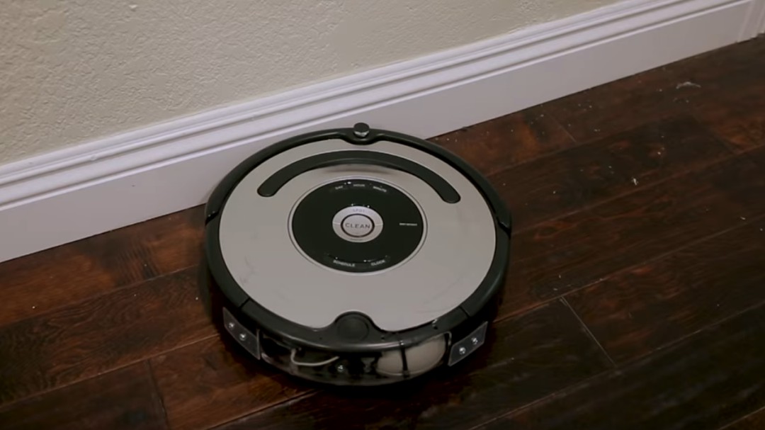 Modifican un robot aspirador para que grite y diga palabrotas cada vez que se choca