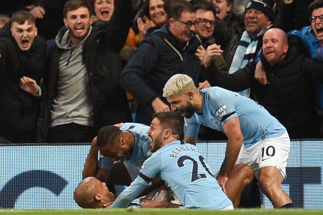 Kompany celebra el gol del Manchester City con sus compañeros Kompany celebra el gol del Manchester City con sus compañeros