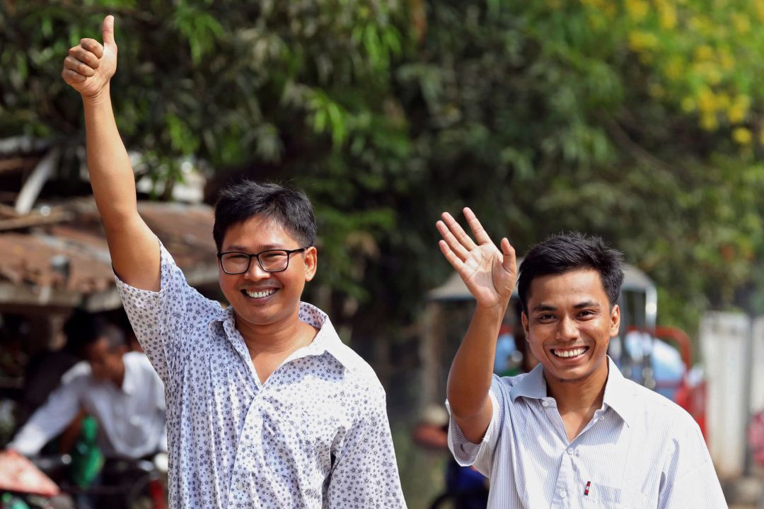 Los reporteros de Reuters Wa Lone (i) y Kyaw Soe Oo (d) celebran tras ser liberados de la prisión de Insein después de recibir un indulto presidencial. Los reporteros de Reuters Wa Lone (i) y Kyaw Soe Oo (d) celebran tras ser liberados de la prisión de Insein después de recibir un indulto presidencial.