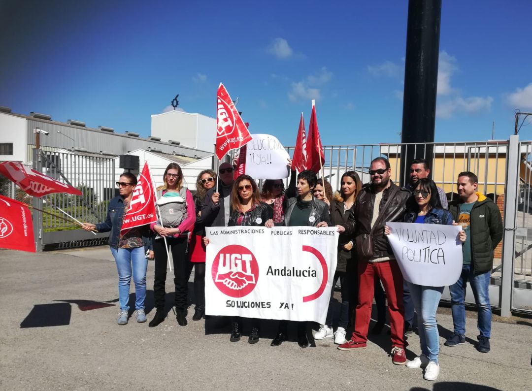 Trabajadores del servicio de gestión de citas del SAE en una anterior concentración. Trabajadores del servicio de gestión de citas del SAE en una anterior concentración.