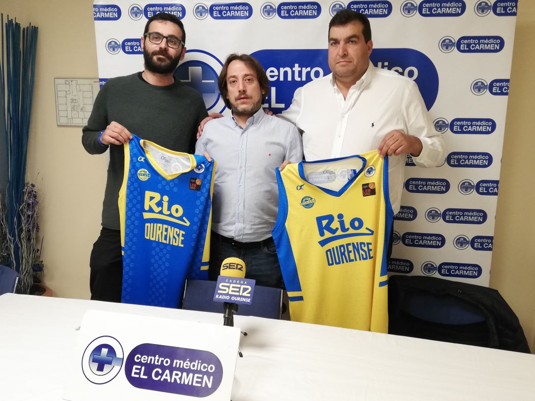 Camilo Álvarez, presidente del Club Ourense Baloncesto, Carlos Rodríguez, gerente del Centro Médico el Carmen y Pablo Álvarez, diseñador ourensano, presentan la nueva camiseta del COB para el playoff de ascenso a la liga ACB. Camilo Álvarez, presidente del Club Ourense Baloncesto, Carlos Rodríguez, gerente del Centro Médico el Carmen y Pablo Álvarez, diseñador ourensano, presentan la nueva camiseta del COB para el playoff de ascenso a la liga ACB.