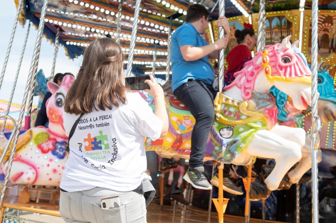 Miembros de la Asociación Sevillana de Síndrome de Asperger y Trastornos del Espectro Autista montan en algunas de las atracciones de la Feria de Abril que hoy, por primera vez en su historia, ha estado cuatro horas sin ruido por una iniciativa llevada a cabo y negociada con la asociación que aglutina a las atracciones que han logrado que estos chavales con espectro autista y sus familiares, que habitualmente no pueden ir a la feria porque les aturde la atronadora música de las atracciones, puedan disfrutar de ellas sin sobresaltos. EFE.Raúl Caro Miembros de la Asociación Sevillana de Síndrome de Asperger y Trastornos del Espectro Autista montan en algunas de las atracciones de la Feria de Abril que hoy, por primera vez en su historia, ha estado cuatro horas sin ruido por una iniciativa llevada a cabo y negociada con la asociación que aglutina a las atracciones que han logrado que estos chavales con espectro autista y sus familiares, que habitualmente no pueden ir a la feria porque les aturde la atronadora música de las atracciones, puedan disfrutar de ellas sin sobresaltos. EFE.Raúl Caro