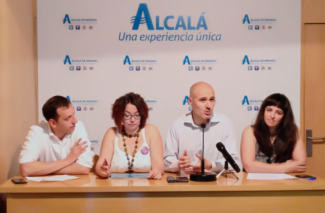 Los concejales de Somos Alcalá Jesús Abad, Laura Martín, Alberto Egido y Brianda Yáñez, este martes, durante la rueda de prensa en el Ayuntamiento complutense. Los concejales de Somos Alcalá Jesús Abad, Laura Martín, Alberto Egido y Brianda Yáñez, este martes, durante la rueda de prensa en el Ayuntamiento complutense.