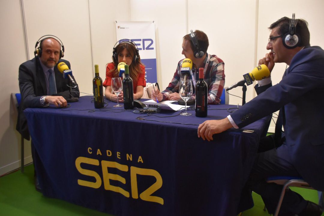 De derecha a izquierda: José Luis Martínez Guijarro (vicepresidente primero de la Junta), Ana Terradillos, Daniel Rodríguez y José Manuel Caballero (presidente de la Diputación de Ciudad Real) De derecha a izquierda: José Luis Martínez Guijarro (vicepresidente primero de la Junta), Ana Terradillos, Daniel Rodríguez y José Manuel Caballero (presidente de la Diputación de Ciudad Real)