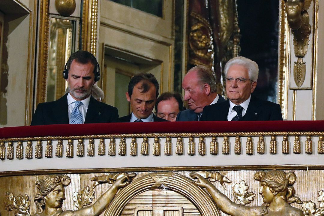 El rey de España, Felipe VI (i), y su padre, el rey don Juan Carlos (2d), acompañados por el presidente de Italia, Sergio Mattarella (d), y el Ministro de Ciencia en funciones, Pedro Duque (2d), a su llegada este martes al foro Cotec Europa que se celebra en Nápoles El rey de España, Felipe VI (i), y su padre, el rey don Juan Carlos (2d), acompañados por el presidente de Italia, Sergio Mattarella (d), y el Ministro de Ciencia en funciones, Pedro Duque (2d), a su llegada este martes al foro Cotec Europa que se celebra en Nápoles
