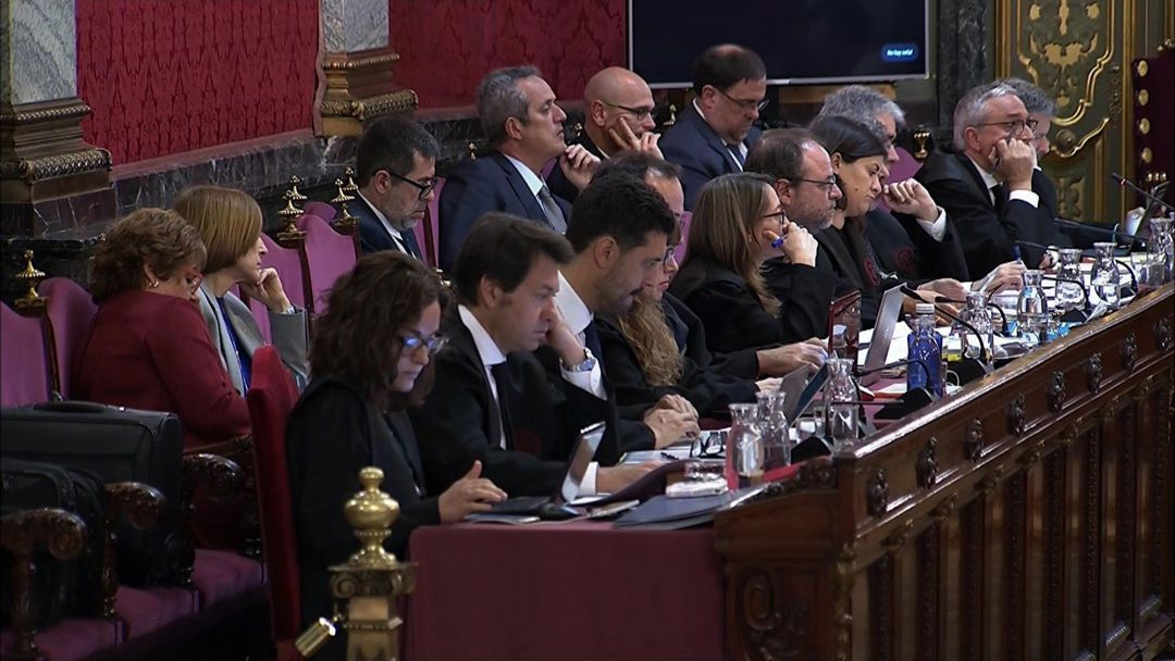Imagen tomada de la señal institucional de Tribunal Supremo de alguno de los procesados junto a sus letrados. Imagen tomada de la señal institucional de Tribunal Supremo de alguno de los procesados junto a sus letrados.
